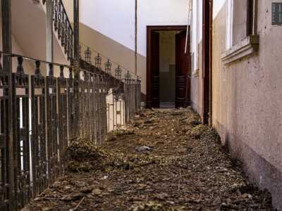 Proseguiamo ora il nostro viaggio ai piani superiori. Li raggiungiamo facendoci strada tra guano...